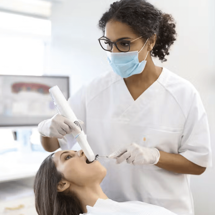 Un dentiste utilisant la TRIOS 5 de 3Shape sur son patient