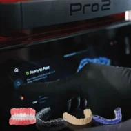 Vue zoomée de l'imprimante 3D Pro 2 de SprintRay 2 avec les différents modèles imprimés